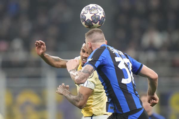 Sprava slovenský obranca Milan Škriniar z Interu Miláno a Galeno z Porta  počas prvého zápasu osemfinále Ligy majstrov Inter Miláno - FC Porto