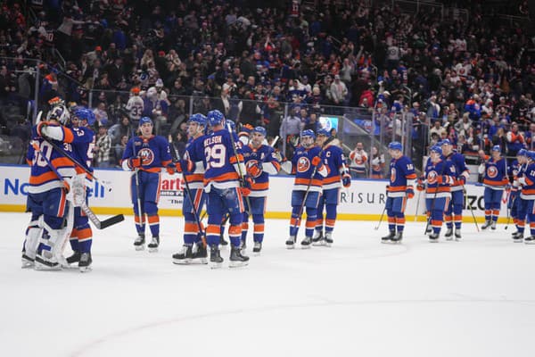 Hokejisti New Yorku Islanders oslavujú triumf nad Winnipegom. 