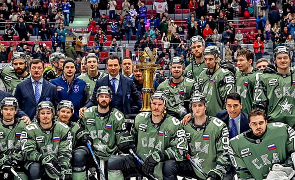 Petrohrad na čele s kapitánom Jaškinom získal trofej pre víťaza základnej časti KHL.