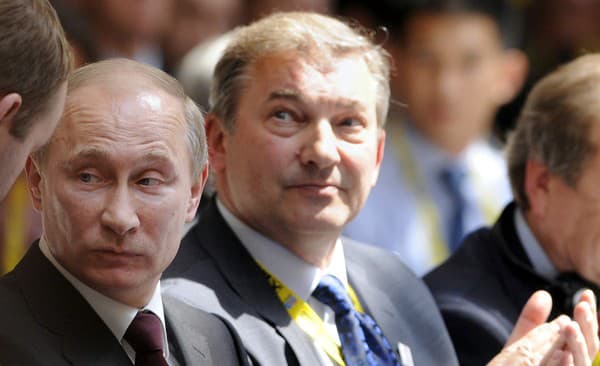 Vladislav Treťjak (vpravo) na archívnej snímke z roku 2011 po boku ruského prezidenta Vladimira Putina