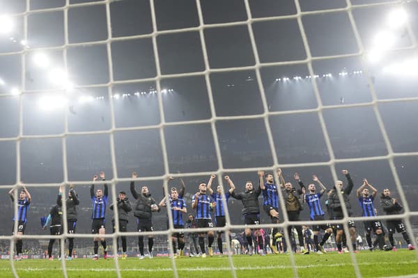 Hráči Interu oslavujú na konci futbalového zápasu 16. kola Ligy majstrov medzi Interom Miláno a Portom.