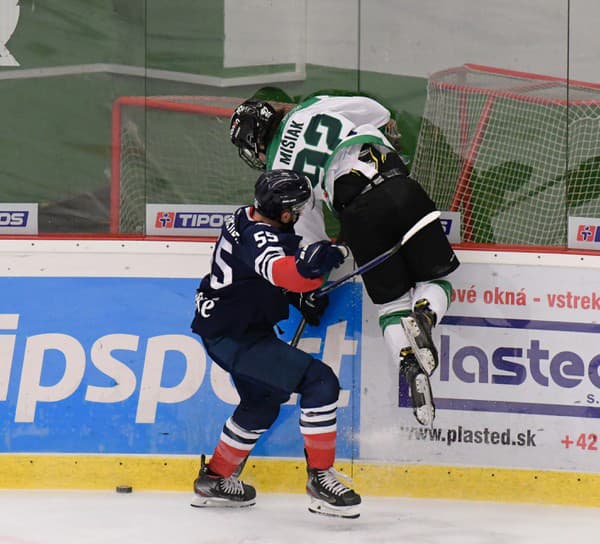 Matt Mackenzie (Slovan) a Martin Mišiak (Nové Zámky) v zápase hokejovej Tipos extraligy.