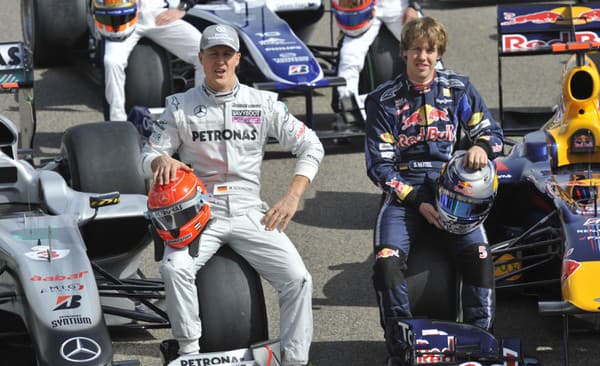 Michael Schumacher (vľavo) počas svojej aktívnej kariéry ako jazdec tímu Mercedes.