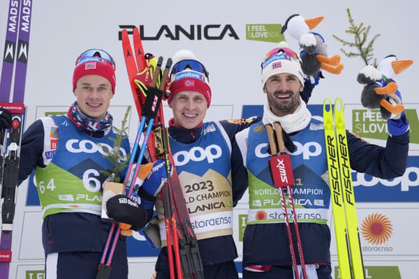 Nórsky bežec na lyžiach Simen Hegstad Krüger (v strede) získal zlatú medailu v pretekoch na 15 km voľným spôsobom na majstrovstvách sveta v Planici. 