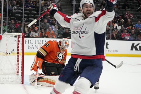 Útočník Tom Wilson z Washingtonu Capitals sa teší po góle.