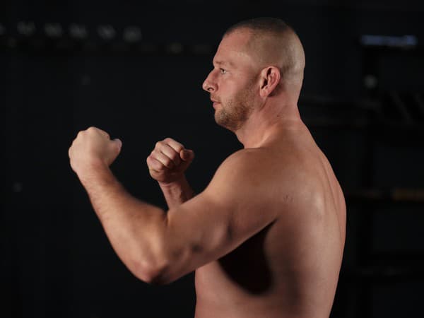 Bývalý slovenský MMA bojovník a v súčasnosti hlavný tréner Octagon Fighting Academy Ilja Škondrič