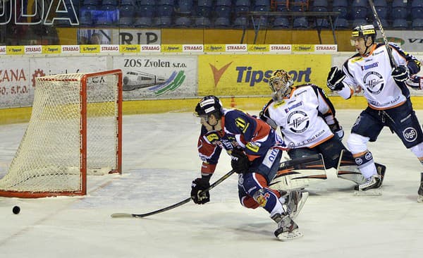 Zvolena Daniel Štumpf (vľavo), košický brankár Dominik Riečický (uprostred) a obranca Juraj Cebák (vpravo) v zápase 36. kola hokejovej Tipsport extraligy HKM Zvolen - HC Košice v nedeľu 5. januára 2014.