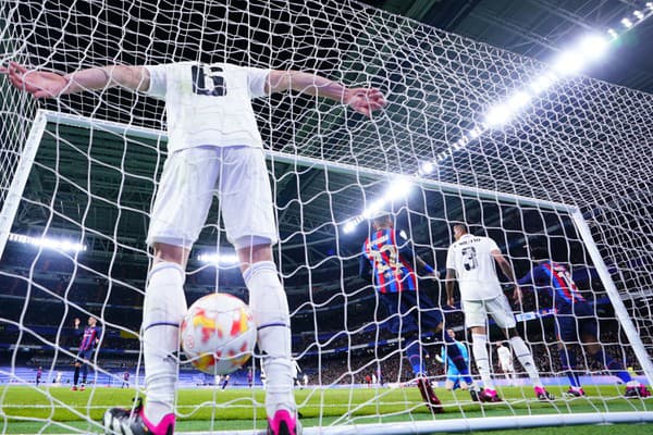 Hráč Realu Madrid Eder Militao (druhý sprava) reaguje po tom, ako strelil vlastný gól vo futbalovom zápase semifinále Španielskeho pohára v Madride 2. marca 2023.