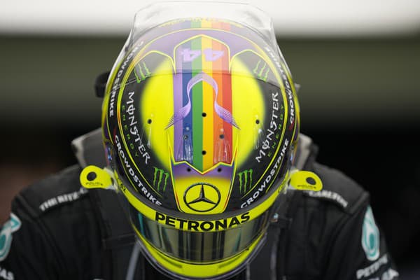 Lewis Hamilton a jeho nová prilba.