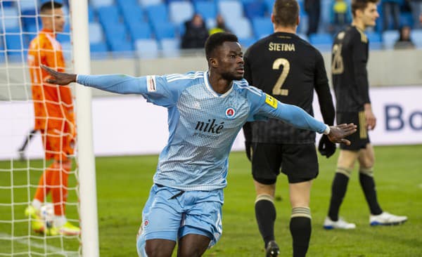 Na snímke vľavo ghanský útočník Abdul Malik Abubakari (Slovan) oslavuje gól.