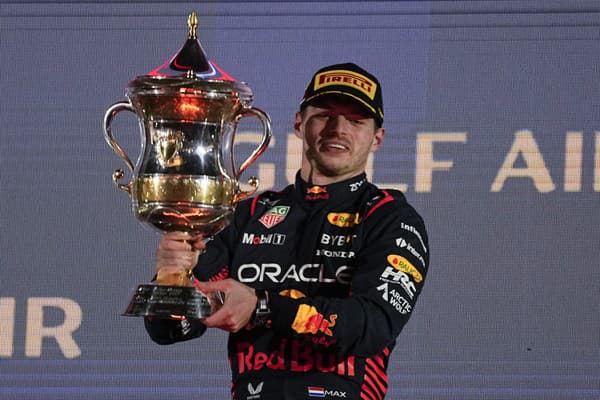 Holanďan Max Verstappen z tímu Red Bull pózuje s cenou po víťazstve na Veľkej cene Bahrajnu, úvodných pretekoch seriálu MS F1 v sezóne 2023 na okruhu Sachír.