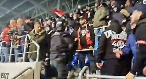 Derby Slovan - Trnava negatívne poznamenala bitka fanúšikov Spartaka s kukláčmi.