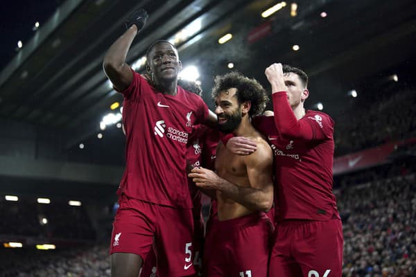Mohamed Salah (v strede) oslavuje so spoluhráčmi z FC Liverpool.