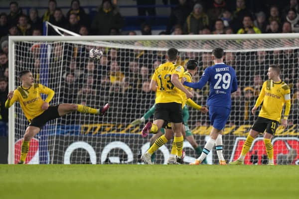 Na snímke hráč Chelsea Kai Havertz strieľa gól, ktorý mu neuznali kvôli ofsajdu v odvete osemfinále Ligy majstrov vo futbale Chelsea Londýn - Borussia Dortmund.