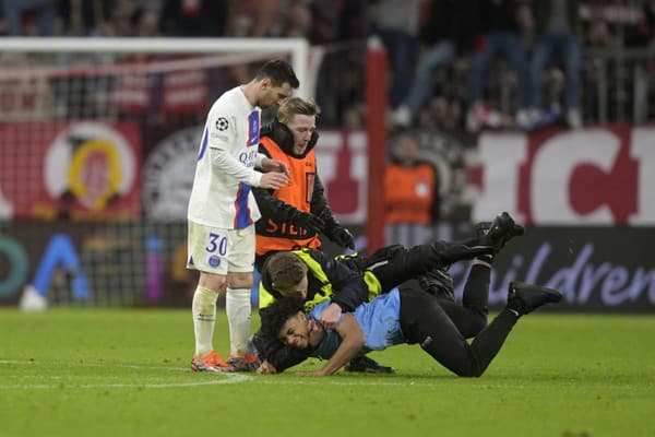 Usporiadatelia museli ochrániť Lionela Messiho pred fanúšikom, ktorý vybehol na trávnik.