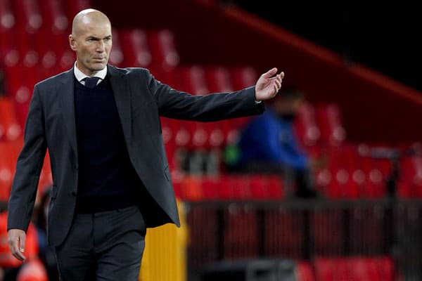Francúz Zinedine Zidane by sa údajne po tretí raz mohol stať hlavným trénerom futbalistov španielskeho klubu Real Madrid. 