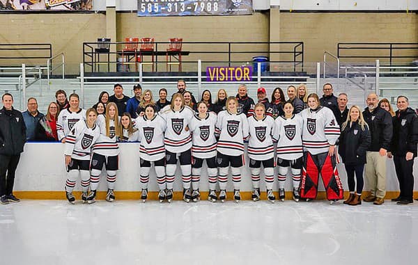 Hokej bude hrať Nela v drese tamojšieho tímu žien do 19 rokov BK Selects U19.