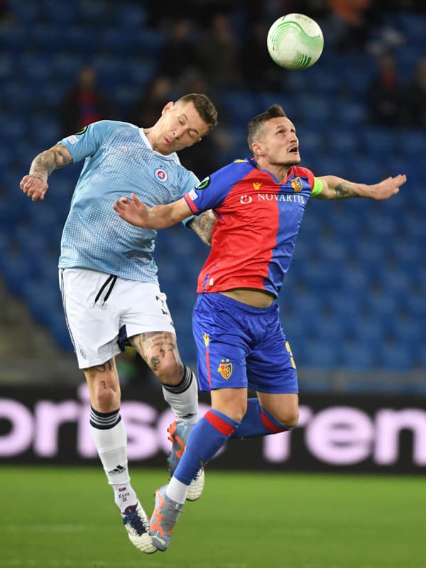 Na snímke zľava Juraj Kucka (Slovan) a kapitán Taulant Xhaka (FC Bazilej) v hlavičkovom súboji.