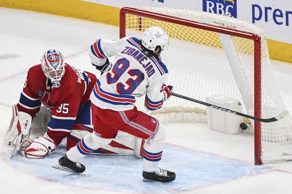 Útočník New York Rangers Mika Zibanejad strieľa gól. 