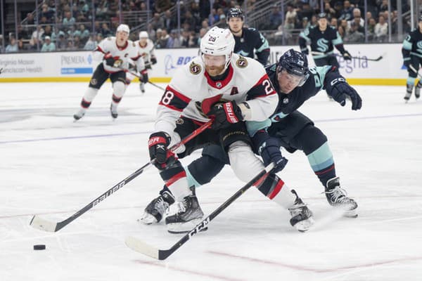 O puk bojuje Claude Giroux (vľavo) z Ottawy a obranca Seattle Kraken Vince Dunn.