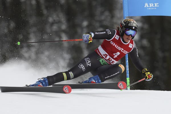 Talianka Federica Brignoneová na trati prvého kola obrovského slalomu.