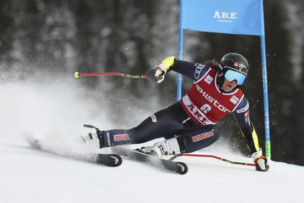 Švédska lyžiarka Sara Hectorová na trati prvého kola obrovského slalomu.