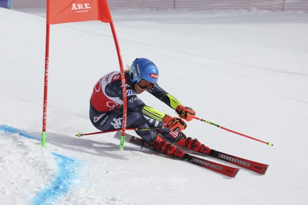 Američanka Mikaela Shiffrinová na trati prvého kola obrovského slalomu.