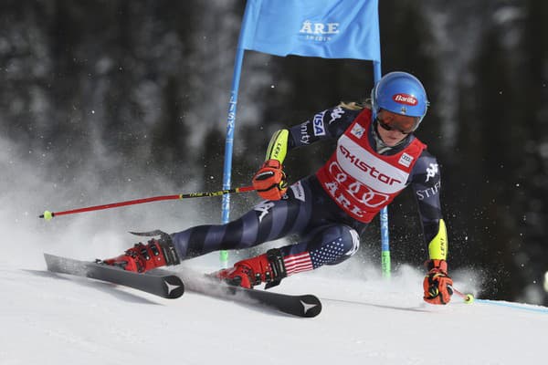 Američanka Mikaela Shiffrinová na trati prvého kola obrovského slalomu.