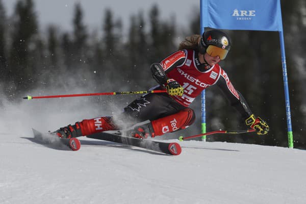 Kanaďanka Valerie Grenierová na trati 1. kola obrovského slalomu.