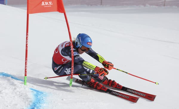 Američanka Mikaela Shiffrinová na trati prvého kola obrovského slalomu.