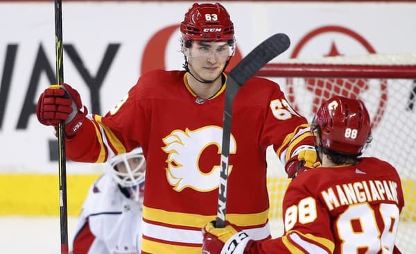 Slovenský hokejista Adam Ružička (vľavo) v drese Calgary Flames.