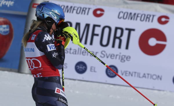 Americká lyžiarka Mikaela Shiffrinová sa teší z triumfu v slalome Svetového pohára v alpskom lyžovaní vo švédskom Are.