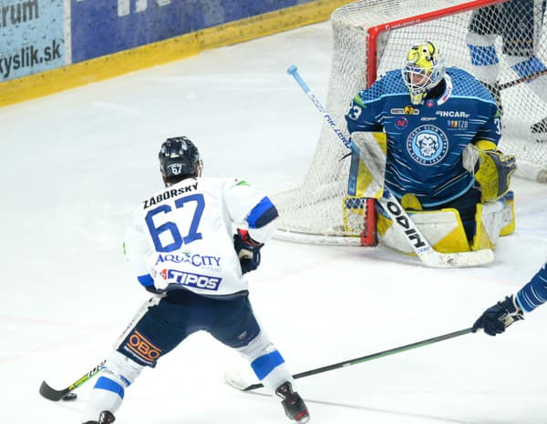 Tomáš Záborský (Poprad) a brankár Libor Kašík (Nitra).