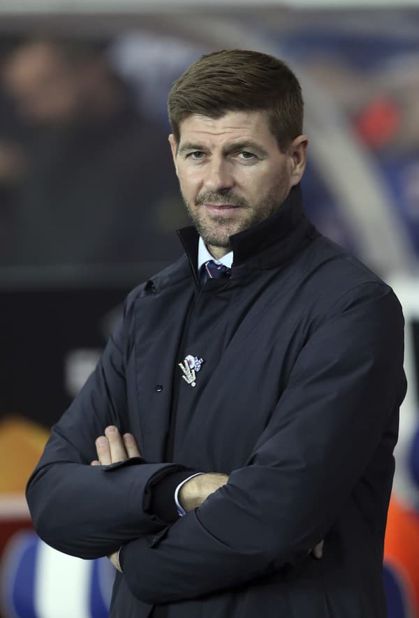 Legendárny futbalista Steven Gerrard je aktuálne trénerom. 