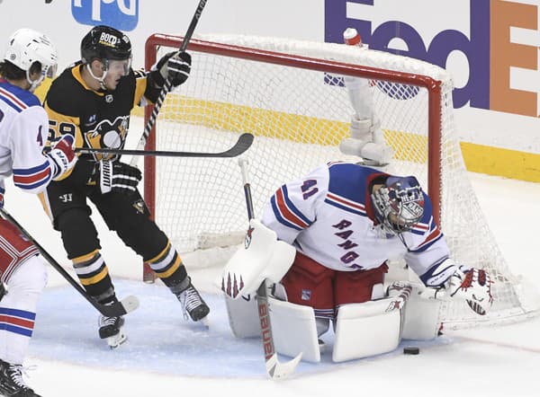 Ľavé krídlo Jake Guentzel (59) z Pittsburghu Penguins a vpravo brankár Jaroslav Halák z New Yorku Rangers.