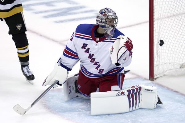 Brankár Jaroslav Halák z New Yorku Rangers dostáva víťazný gól od Krisa Letanga.