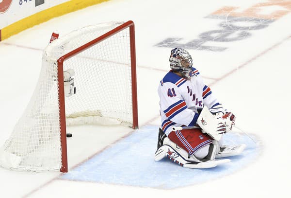 Brankár Jaroslav Halák z New Yorku Rangers dostáva víťazný gól od Krisa Letanga.