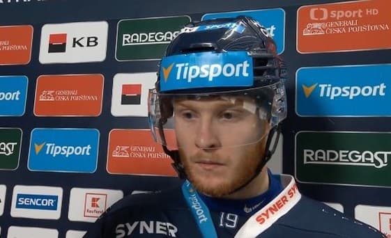 Hokejista Liberca Oscar Flynn počas rozhovoru pre českú televíziu. 