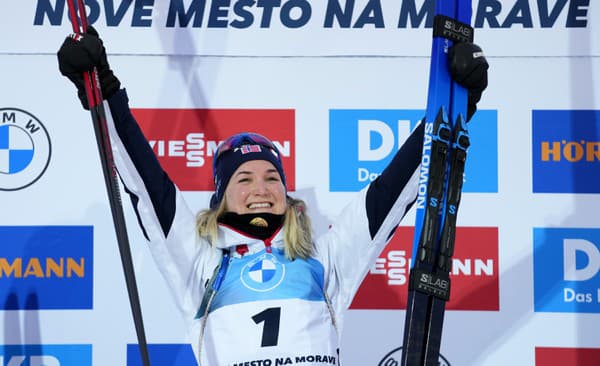 Nórska biatlonistka Marte Olsbuová Röiselandová.