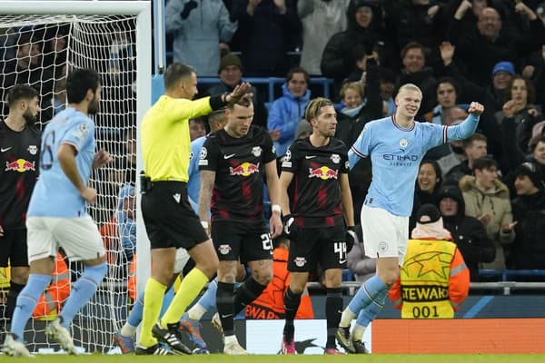 Hráč Manchesteru City Erling Haaland (vpravo) oslavuje po tom, ako strelil tretí gól vo futbalovom zápase odvety osemfinále Ligy majstrov Manchester City - RB Lipsko