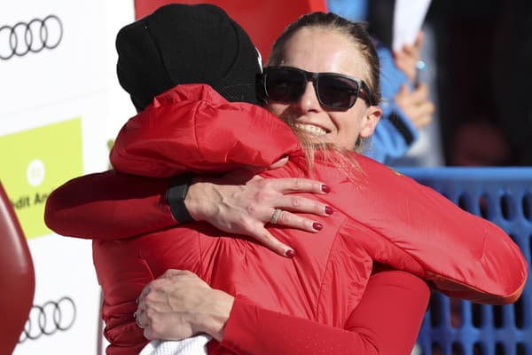 Švajčiarka Lara Gutová Behramiová sa v cieli teší zo zisku malého glóbusu za super-G.
