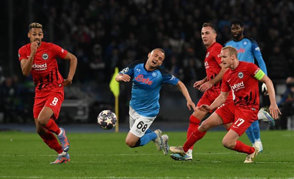 Slovenský futbalista SSC Neapol Stanislav Lobotka (uprostred).