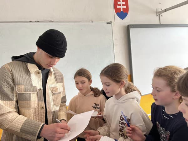 Juraj Slafkovský navštívil základnú školu v Košiciach a draftová jednotka NHL z roku 2022 bola na roztrhanie.