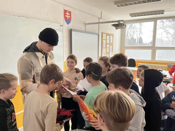 Juraj Slafkovský navštívil základnú školu v Košiciach a draftová jednotka NHL z roku 2022 bola na roztrhanie.