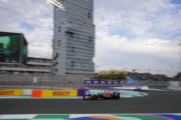 Mexický jazdec Red Bullu Sergio Perez riadi svoje vozidlo počas tretieho voľného tréningu pred Veľkou cenou formuly 1 na okruhu Jeddah corniche v saudskoarabskej Džidde. 