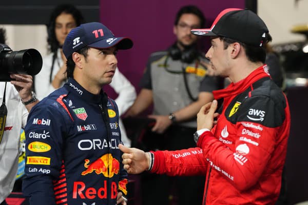 Mexický jazdec Red Bullu Sergio Perez (vľavo) sa rozpráva s monackým jazdcom Ferrari Charlesom Leclercom po kvalifikácii pred Veľkou cenou formuly 1 na okruhu Jeddah corniche v saudskoarabskej Džidde.