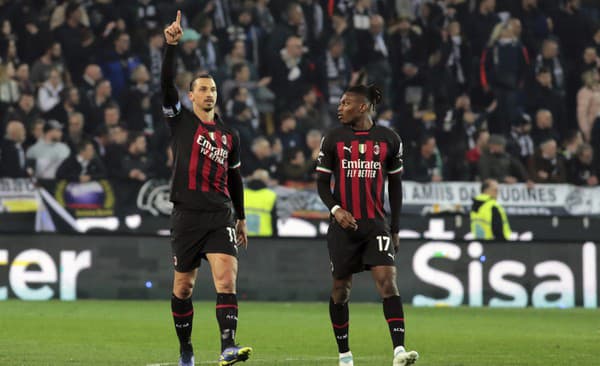Zlatan Ibrahimovič (vľavo) z AC Milána sa teší z gólu.