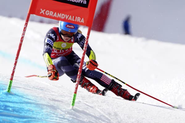 Americká lyžiarka Mikaela Shiffrinová na trati počas 1. kola obrovského slalomu na finálovom podujatí Svetového pohára 19. marca 2023 v andorrskom Soldeu.