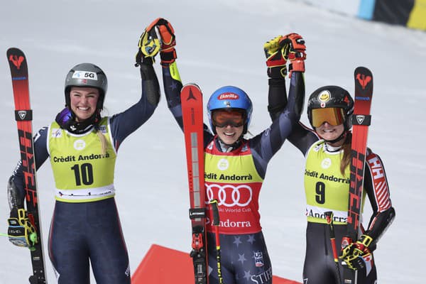 Americká lyžiarka Mikaela Shiffrinová (uprostred) sa raduje z víťazstva v obrovskom slalome na finálovom podujatí Svetového pohára 19. marca 2023 v andorrskom Soldeu. Druhá skončila Nórka Thea Louise Stjernesundová  (vľavo) a tretia Valerie Grenierová z Kanady.
