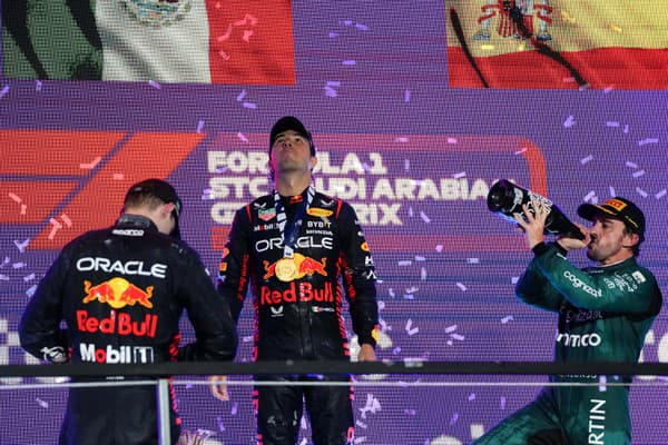 Mexický jazdec Sergio Perez (uprostred) z Red Bullu sa teší z víťazstva na Veľkej cene Saudskej Arábie seriálu F1, 19. marca 2023 v Džidde. Na druhom mieste skončil tímový kolega Max Verstappen (vľavo) z Holandska a vpravo tretí Španiel Fernando Alonso z tímu Aston Martin.